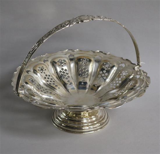 An Edwardian pierced silver fruit basket, J. Sherwood & Sons, Birmingham, 1903, 12.5 oz.